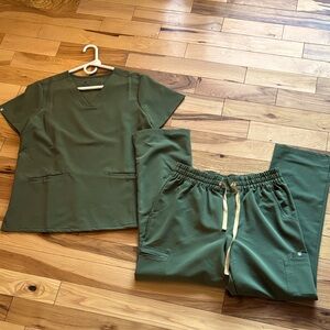 Figs set in Evergreen NWOT